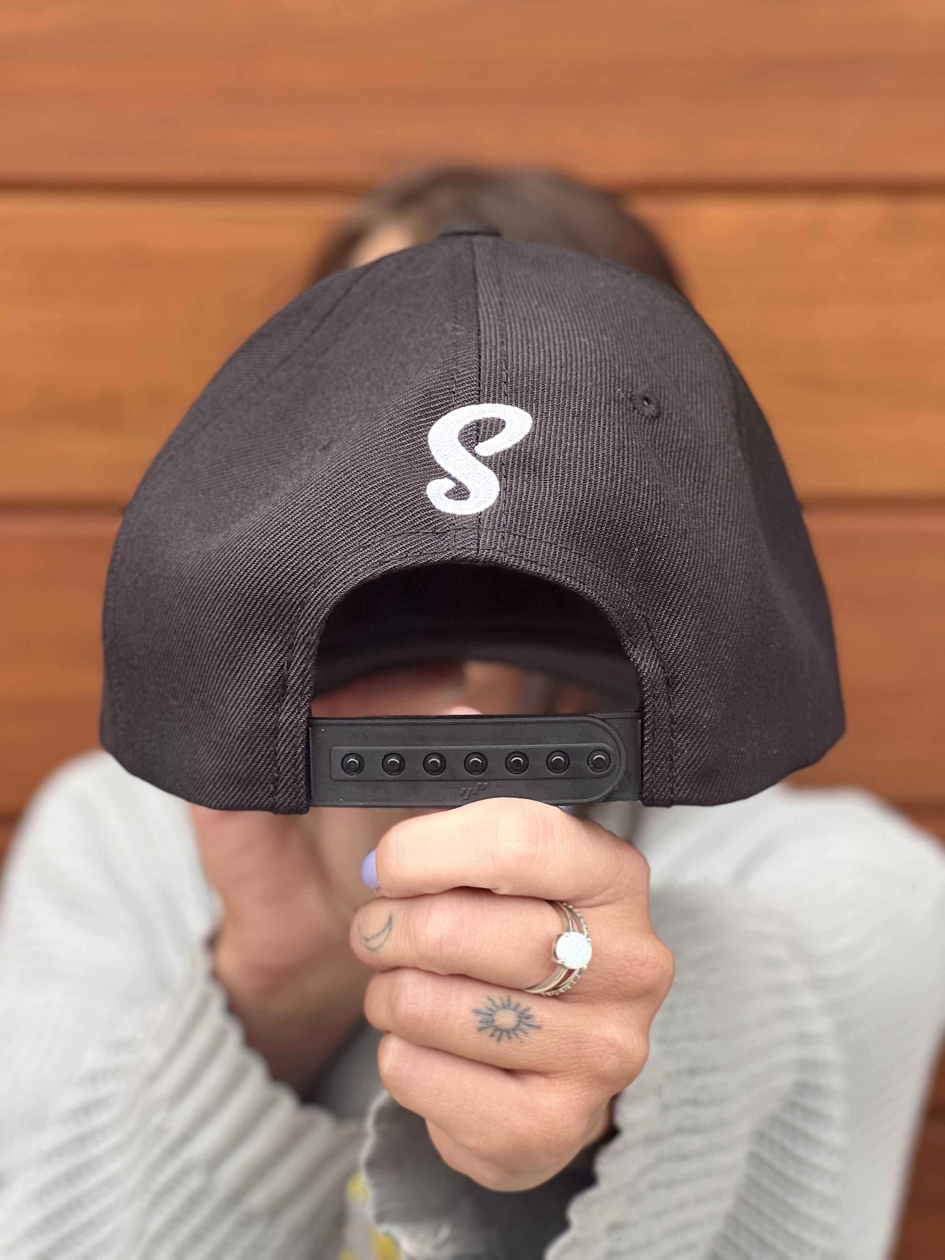 CURVED BRIM - SNAP BACK HAT - BLACK